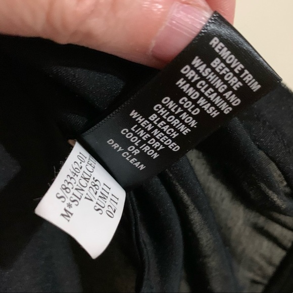 Banana Republic Timeless Classic Sleeveless Tank in Black. Size Small - Picture 5 of 6